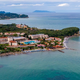 TRAGEDIJA NA ZNANEM OTOKU: Ženo in moža odnesli visoki valovi, grozo s plaže gledal njun sin