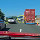 Nesebični motorist zapeljal pred gasilce in ustvarjal reševalni pas