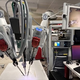 Robot pod taktirko umetne inteligence izvedel prvo samostojno operacijo