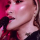 J. Lo na koncertu z vratu frcnila večjega črička: Žgečkal me je