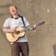 Ed Sheeran presenetil obiskovalce bara, ki niso pričakovali njegovega nastopa