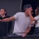 Zaljubljena Mila Kunis in Ashton Kutcher na koncertu pela in plesala