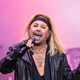 Pevca skupine Mötley Crüe v spanju zadela kap: Učil sem se hoditi
