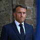 Macron med levico, desnico in grožnjo predčasnih volitev