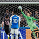 Ponesrečena panenka Lionela Messija na eni, hat-trick Müllerja na drugi strani