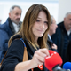 Carla Bruni po moževi obsodbi nad medij: z mikrofona iztrgala gobico