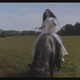 Parvani Violet se je za nov videospot naučila jahati konje
