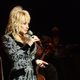 Dolly Parton zaradi zdravstvenih težav prestavila več koncertov