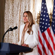Melania Trump v ZN navdušila v belem hlačnem kostimu