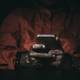 Medicinska sestra pretihotapila telefon v zapor za operacijo z drogami