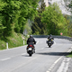 Na cesto s popolno motoristično opremo in previdnostjo