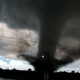 Močan tornado zajel Oklahomo, uničenih več domov