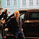 Nov posnetek: Putin sam za volanom, v hotel s šopkom rož