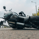 Z motornim kolesom brez vozniškega dovoljenja trčil v avtomobil