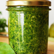 Namesto bazilike uporabite TO sestavino in pripravite noro dober pesto (in še cenejši!)