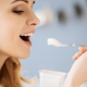 Nutricionistka razkriva: to je velika napaka, ki jo vsi počnemo z jogurtom – zavržemo njegov najbolj zdrav del