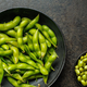 Kaj je edamame in kako ga pripraviti? Vse bolj priljubljen zdrav prigrizek, poln beljakovin