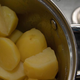 Samo voda in sol nista dovolj: kuhanemu krompirju vedno dodajte tudi to sestavino in poskrbeli boste za nepozaben okus