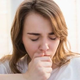 Tihi simptomi pljučnega raka, ki jih mnogi spregledajo: pogosto jih zamenjamo za gripo, astmo ali stres