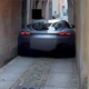 Avč, s ferrarijem roma se je zataknil v ozki italijanski ulici