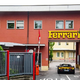 Je to sploh mogoče?! Ferrari si je v tovarno pripeljal kitajskega superšportnika, kaj bodo z njim, pa lahko samo ugibamo (FOTO)