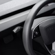 Tesla po kritikah voznikov vrača ročico smernikov