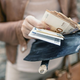 Generacija Z pravi, da so tisti, ki še vedno uporabljajo denarnice, stari