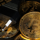 Bitcoin na rekordnih ravneh: kdor je pred enim letom vložil 1000 evrov, jih ima zdaj 4000