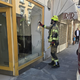 Nočni vandalizem v Celju: Razbita izložba odpira vprašanje o (ne)varnosti (VIDEO)
