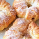 Recept: Imaš doma ful jabolk? Pripravi te jabolčne krofke iz le 5 sestavin (+ gotovi v pol ure)