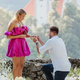 Po objavi zaročne fotografije so vsi govorili le o njeni rožnati oblekici, mi pa smo opazile tale pomemben detajl (FOTO)