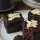 Predstavljamo ti okusen in enostaven RECEPT za sočne čokoladne kocke brez jajc
