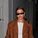 Hailey Bieber pokazala, kako nositi barvo tega leta: Dovolj nevtralna, da jo kombiniramo z drznimi dodatki ali nosimo samostojno