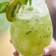 Gin, kivi in ​​bezeg – predstavljamo ti recept za osvežilni koktajl, ki bo to sezono pravi hit