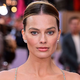 Margot Robbie pokazala popolno figo za jesen, ki jo obožujejo tudi francozinje