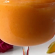 Tvoj novi najljubši spomladansko-poletni koktajl: skoraj kot aperol spritz, ampak še bolj sočen (in čisto enostaven za pripravo)