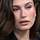 Hailey Bieber razkrila pretresljivo izkušnjo poroda: "In ljudje pri tem umrejo. In ta misel ti ne da miru"