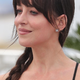 Dakota Johnson pristala v središču pozornosti: elegantna črna obleka, katero lahko nosite tudi vi