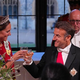 Ups, kaj bo rekla Brigitte Macron? Sporna fotografija njenega moža s Kate Middleton preplavila splet (FOTO)
