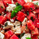 Enostaven recept za sladko-slano poletno solato, ki vas bo presenetila s svežino in prefinjenostjo