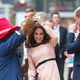 VIDEO: Moraš videti, kako nosečka Kate Middleton pleše na železniški postaji!