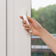 Preprost trik, kako enostavno preverite, ali vaša okna dobro tesnijo