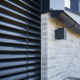 Močan veter in zunanje žaluzije: jih spustiti ali dvigniti? Odgovor vas bo morda presenetil