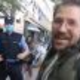 (VIDEO) Ko pravila za prvorazredne ne veljajo: Poglejte, kako je vstajniški sin državnega tožilca Jaša Jenull na protestu načrtno provociral policiste