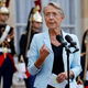 Tik pred volitvami Macron po zmago z novo premierko