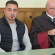 Pilinger ostaja v priporu, sojenje se zapleta