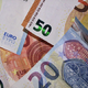 Povprečna plača višja na mesečni in medletni ravni