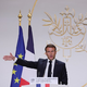 Macron do treh zjutraj v “dialogu” z opozicijo