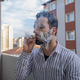 Cigaretni dim in žar na balkonu