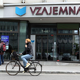 Vlada proti začasnemu zadržanju zakona o preoblikovanju Vzajemne